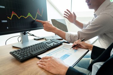 İş adamı, Broker veya tüccarlar borsa birden fazla bilgisayar ekranlarında Forex hakkında konuşan ticaret mali grafik çizelgeleri veri analizi yatırım ticareti
