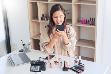 Makyaj Güzeli moda blogcusu, sosyal medya konsepti üzerindeki kozmetik ürünlerini sunan video kaydı yapıyor