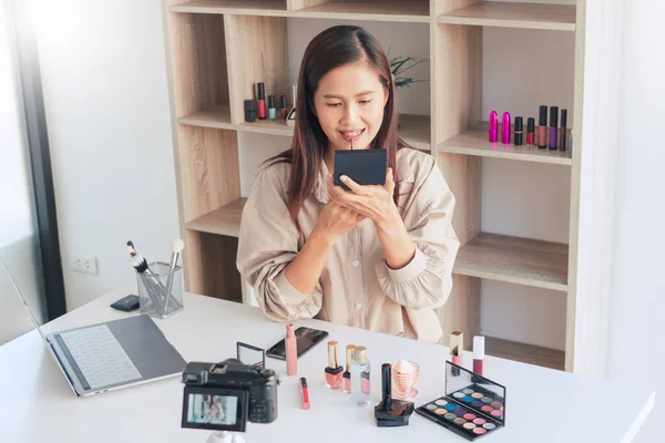 Maquillaje Belleza Bloguero Moda Grabación Vídeo Presentando Cosméticos Casa Influencer — Foto de Stock