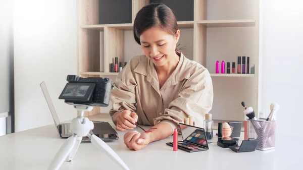 Mooie Aziatische Vrouw Professionele Schoonheid Vlog Blogger Aanwezig Cosmetica Het — Stockfoto