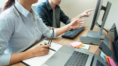 İşbirlikçi çalışma Yazılım mühendisleri web sitesi geliştirici teknolojileri veya programcı ortak çalışma alanı ofis şirketi ortağı ile ekranda başlangıç ai uygulama projesi kodlama çalışma