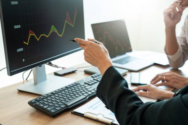 Ticari girişimci yatırımı borsadaki borsayı tartışıyor ve analiz ediyor. Ticari mali değişim kavramı.