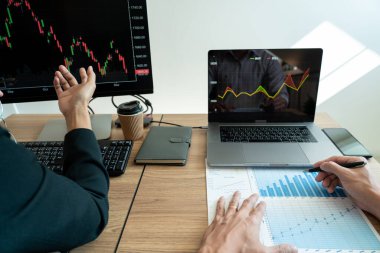 Ticari girişimci yatırımı borsadaki borsayı tartışıyor ve analiz ediyor. Ticari mali değişim kavramı.