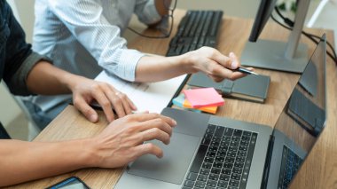 Bir yazılım geliştirme şirketinde birlikte çalışan programcılar web sitesi tasarımı ve kodlama teknolojileri, iş arkadaşları takım konsepti