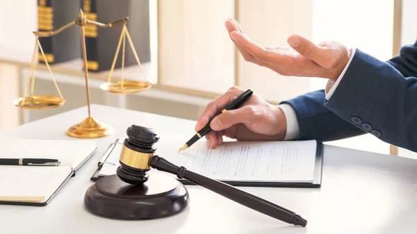 Homme Avocat Juge Consulter Client Vérifier Les Documents Contractuels Recommander — Photo