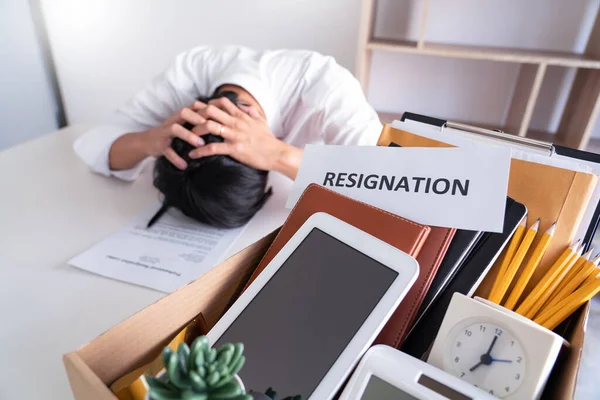 ビジネスマンは辞表や契約解除書に署名するストレスを持っています 失業や退職の概念の変更 — ストック写真