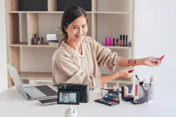 Maquillaje Belleza Bloguero Moda Grabación Vídeo Presentando Cosméticos Casa Influencer — Foto de Stock