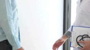 4k video Çekici Doktor ve hasta cesaret ve empati için el sıkışma, sağlık ve yardım, tıbbi konsept
