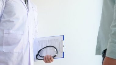4k video Çekici Doktor ve hasta cesaret ve empati için el sıkışma, sağlık ve yardım, tıbbi konsept