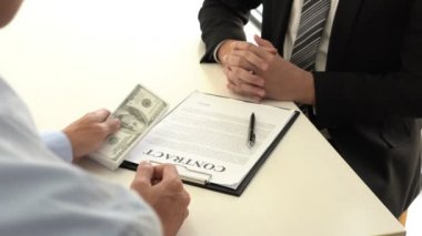 İşadamı yöneticisinin rüşvet almak için para vermediği zarfın içinde 4k video görüntüsü, yolsuzluk konsepti