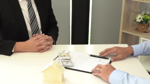 Video Agente Sviluppatore Immobiliare Firmare Sul Documento Dando Nuova Casa — Video Stock