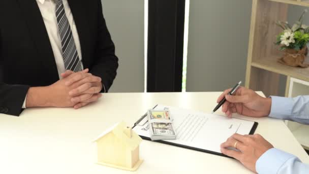 Video Real Estate Developer Agent Sign Document Giving New House — Stock Video