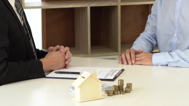 Vídeo Real Estate Developer Agent Assinar Documento Dando Nova Casa — Vídeo de Stock
