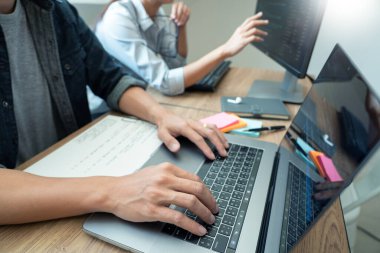 Bir yazılım geliştirme şirketinde birlikte çalışan programcılar web sitesi tasarımı ve kodlama teknolojileri, iş arkadaşları takım konsepti