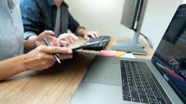 İşbirlikçi çalışma Yazılım mühendisleri web sitesi geliştirici teknolojileri veya programcı ortak çalışma alanı ofis şirketi ortağı ile ekranda başlangıç ai uygulama projesi kodlama çalışma