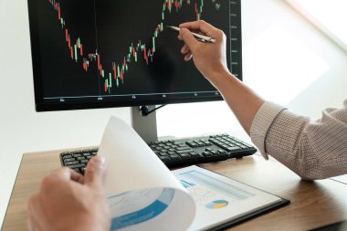 Yatırım amacıyla borsa grafiği ticareti amacıyla finans veri grafikleri ve raporlarını analiz eden işadamı komisyoncusu