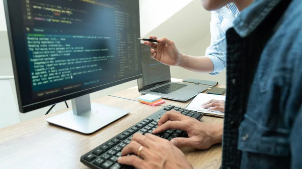 Bir yazılım geliştirme şirketinde birlikte çalışan programcılar web sitesi tasarımı ve kodlama teknolojileri, iş arkadaşları takım konsepti