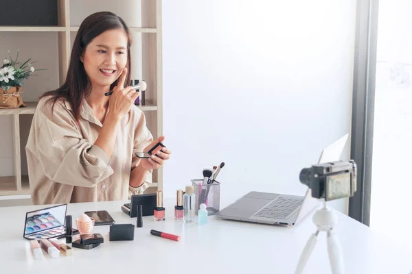 Maquillaje Belleza Bloguero Moda Grabación Vídeo Presentando Cosméticos Casa Influencer — Foto de Stock