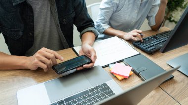 Bir yazılım geliştirme şirketinde birlikte çalışan programcılar web sitesi tasarımı ve kodlama teknolojileri, iş arkadaşları takım konsepti