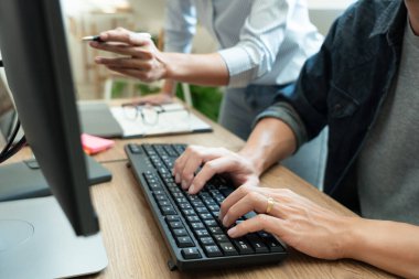 İşbirlikçi çalışma Yazılım mühendisleri web sitesi geliştirici teknolojileri veya programcı ortak çalışma alanı ofis şirketi ortağı ile ekranda başlangıç ai uygulama projesi kodlama çalışma