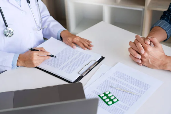 Médico Que Trabaja Con Paciente Tomando Notas Con Portapapeles Discutiendo — Foto de Stock