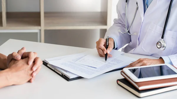 Paciente Escuchando Atentamente Médico Masculino Explicando Los Síntomas Del Paciente — Foto de Stock