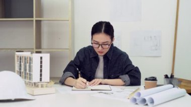 Ofisteki genç bayan. Ofisteki mimar..