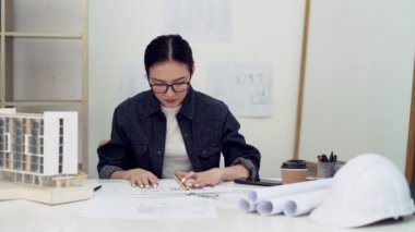 genç kadın mimar planları ile