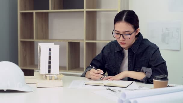Femme Architecte Dessiner Nouveau Projet Sur Table Dans Bureau — Video