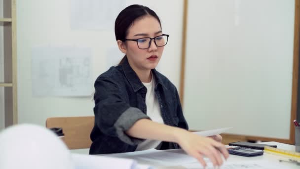 Diseñadora Femenina Trabajando Tablet — Vídeo de stock