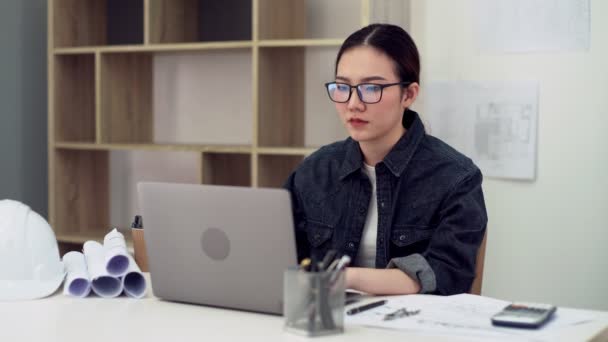 Mujer Joven Trabajando Oficina — Vídeos de Stock