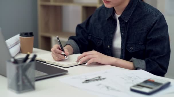 Mujer Trabajando Oficina — Vídeos de Stock