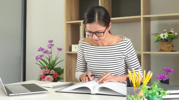 Mujer Trabajando Ordenador Portátil — Vídeos de Stock