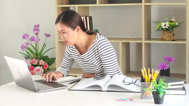 Joven Asiático Mujer Usando Portátil Ordenador — Vídeos de Stock