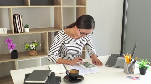 Joven Empresaria Que Usa Tableta Digital Mientras Trabaja Oficina — Vídeos de Stock