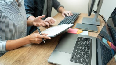 Bir yazılım geliştirme şirketinde birlikte çalışan programcılar web sitesi tasarımı ve kodlama teknolojileri, iş arkadaşları takım konsepti