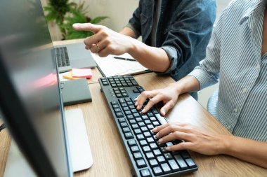 Bir yazılım geliştirme şirketinde birlikte çalışan programcılar web sitesi tasarımı ve kodlama teknolojileri, iş arkadaşları takım konsepti