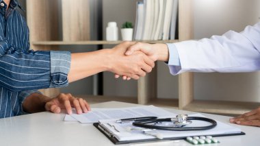 Çekici doktor ve hasta cesaret ve empati için el sıkışıyor, sağlık ve yardım, tıbbi konsept