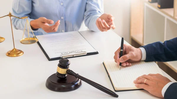 Legal Counsel Presents Client Negotiating Contract Serious Consultations Concepts Law — Stock Photo, Image