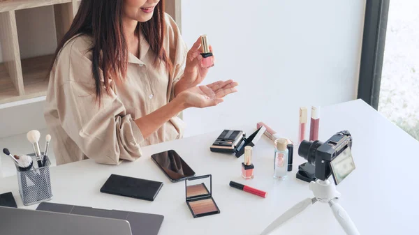 Mooie Aziatische Vrouw Professionele Schoonheid Vlog Blogger Aanwezig Cosmetica Het — Stockfoto