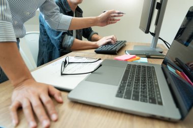 Bir yazılım geliştirme şirketinde birlikte çalışan programcılar web sitesi tasarımı ve kodlama teknolojileri, iş arkadaşları takım konsepti