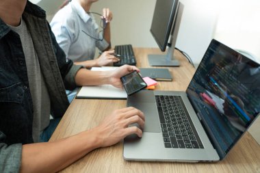 Bir yazılım geliştirme şirketinde birlikte çalışan programcılar web sitesi tasarımı ve kodlama teknolojileri, iş arkadaşları takım konsepti