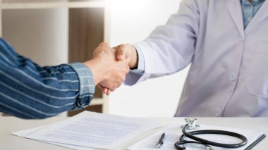 Çekici doktor ve hasta cesaret ve empati için el sıkışıyor, sağlık ve yardım, tıbbi konsept