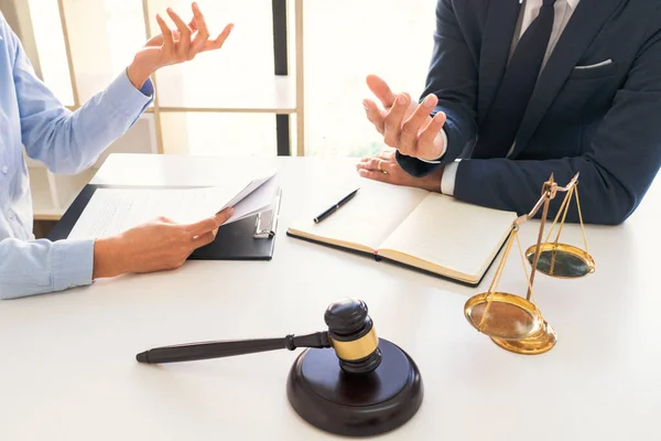 Abogado Masculino Juez Consultar Con Cliente Comprobar Documentos Contractuales Recomiendan — Foto de Stock