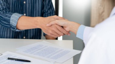 Çekici doktor ve hasta cesaret ve empati için el sıkışıyor, sağlık ve yardım, tıbbi konsept