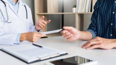dikkatle dinliyor bir erkek hasta hasta belirtiler açıklayan veya onlar evrak tartışmak birlikte bir Danışma süreci gibi bir soru soran doktor