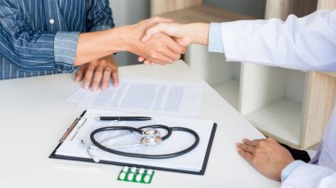 Çekici doktor ve hasta cesaret ve empati için el sıkışıyor, sağlık ve yardım, tıbbi konsept