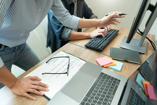 İşbirlikçi çalışma Yazılım mühendisleri web sitesi geliştirici teknolojileri veya programcı ortak çalışma alanı ofis şirketi ortağı ile ekranda başlangıç ai uygulama projesi kodlama çalışma