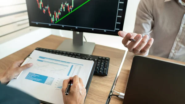 Investeringer Næringslivslag Entrepreneur Trading Diskuterer Analyserer Grafiske Aksjer Handelskontoret Begrepet – stockfoto