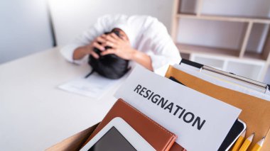 İstifa dilekçeleriyle işi bırakmayı ya da işten ayrılmayı, işsizliği, istifa etmeyi düşünen işçiler.